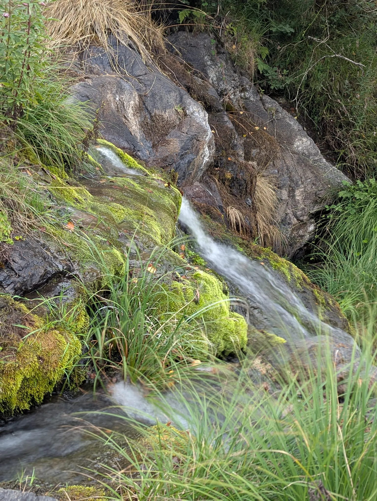 Fervenza de Brañas waterfall and stone mill in Toques